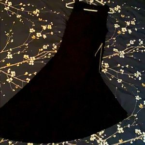 Sleeveless cocktail dress with side zipper accent